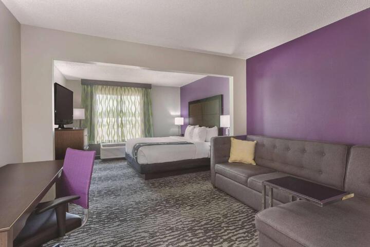 1 King Bed Deluxe Room (1 of 20)