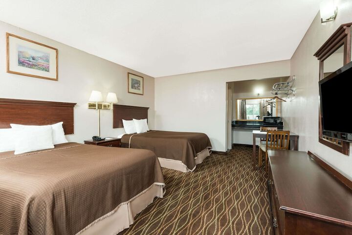 2 Double Beds (7 of 7)