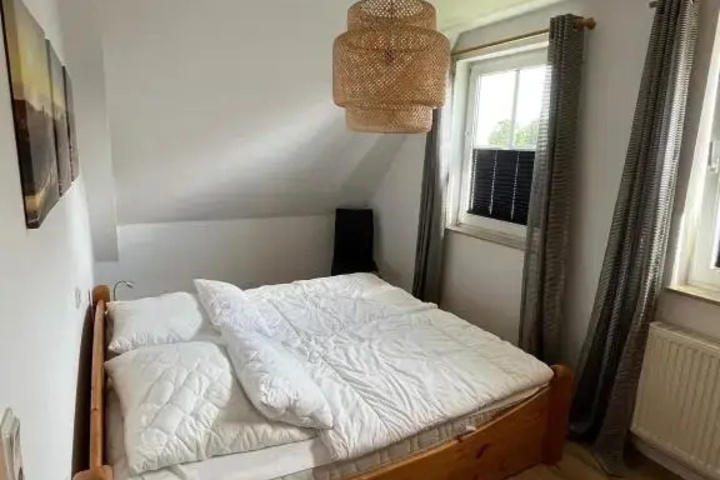 Room 5 of 8