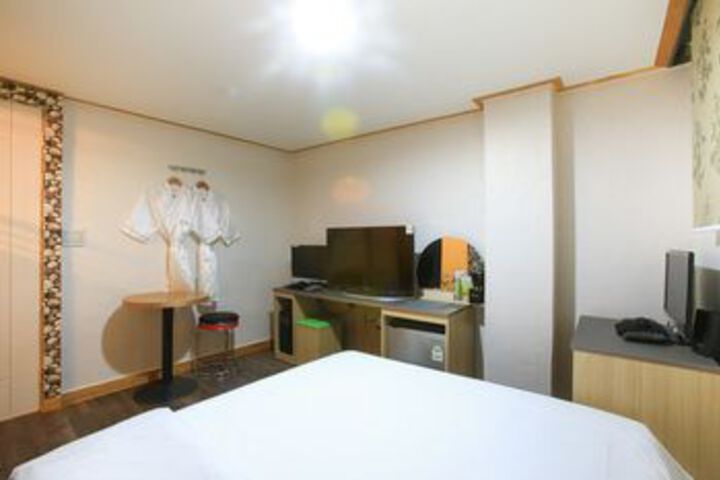 Room 15 of 37