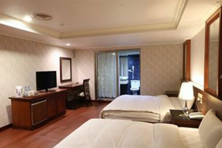 Room 5 of 8