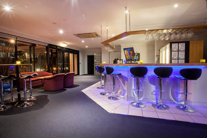 Lounge 38 of 44