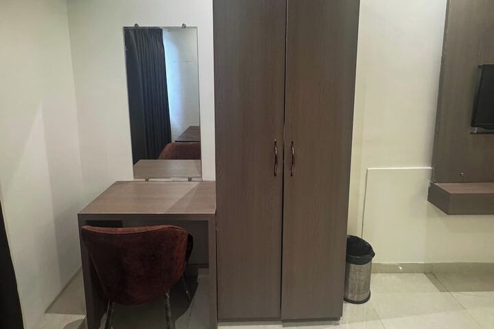Room 12 of 38