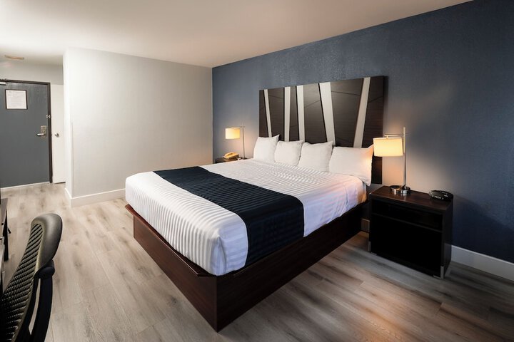 1 King Bed (1 of 9)