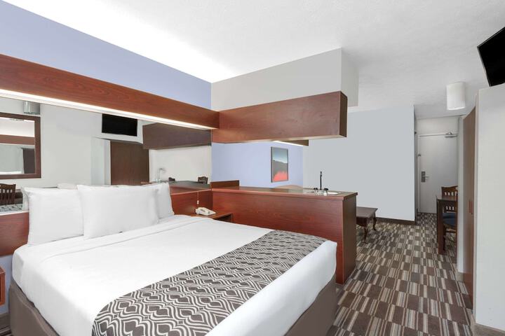 1 Queen Bed (10 of 19)