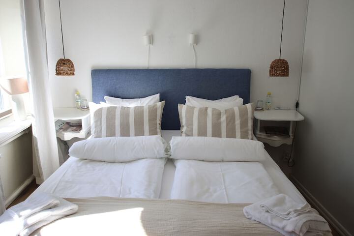 Room 3 of 62