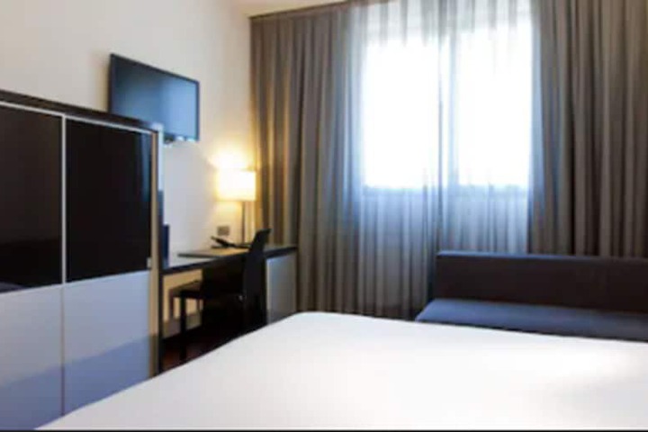 Room 6 of 48