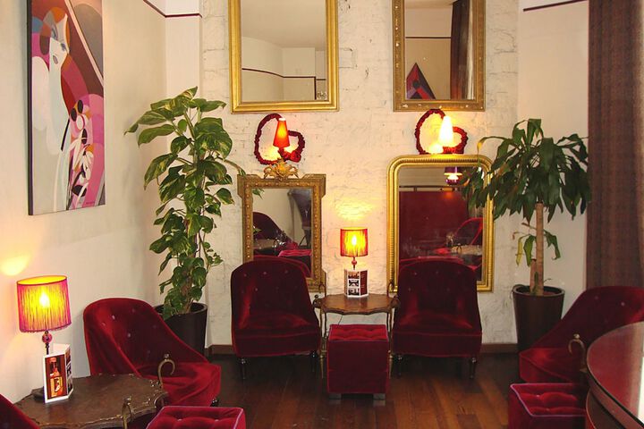Lounge 25 of 29
