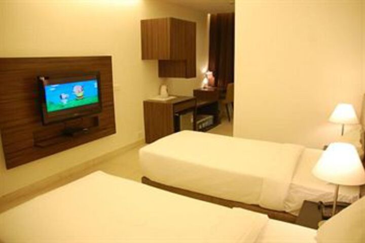 Room 6 of 13