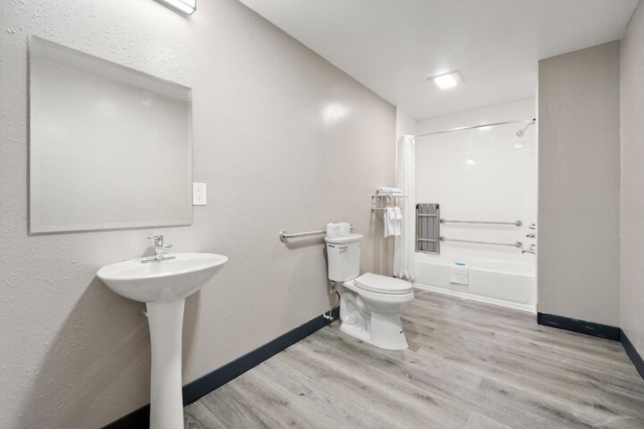 Room 10 of 12