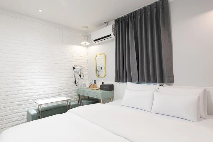 Room 7 of 24
