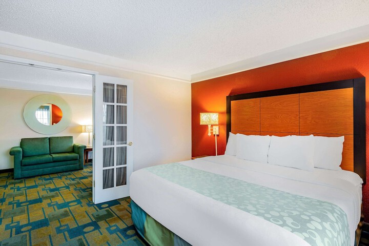 1 King Bed Deluxe Room (12 of 18)