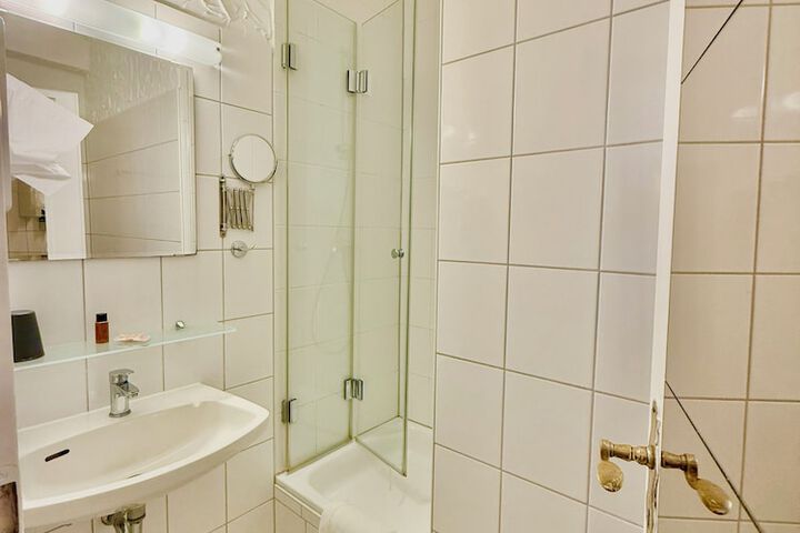 Room 65 of 107
