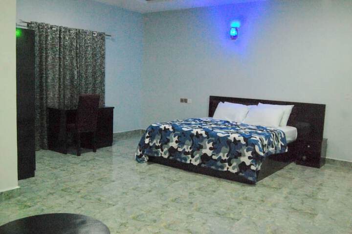 Room 10 of 28