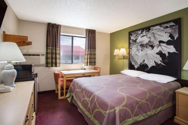 2 Queen Beds (8 of 12)