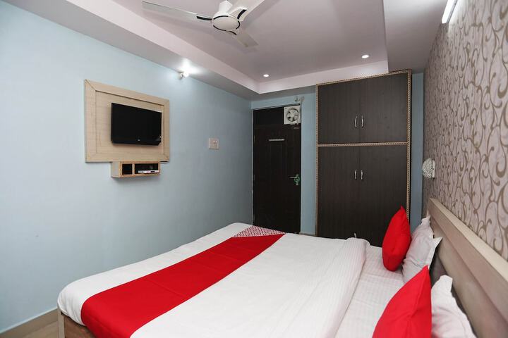 Room 9 of 32