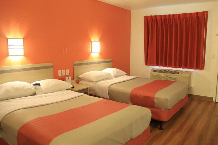 Deluxe Queen Bed (5 of 10)