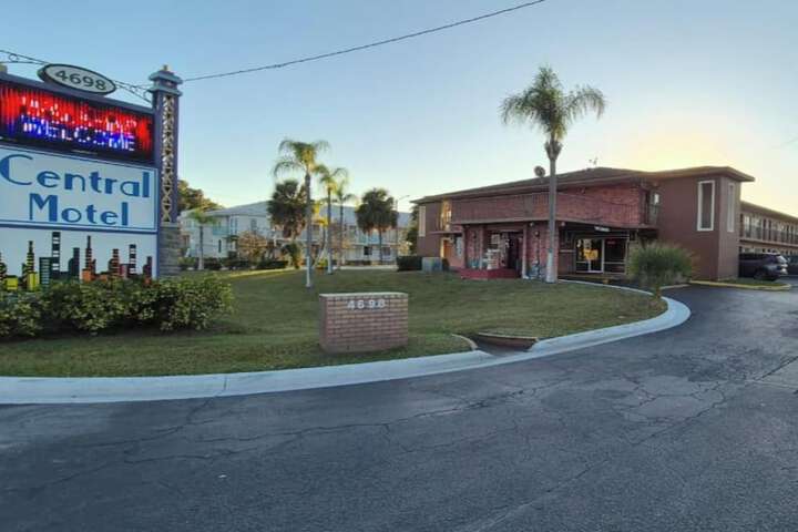 Exterior of Central Motel Kissimmee Near Disney World