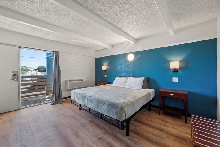 Room 11 of 25