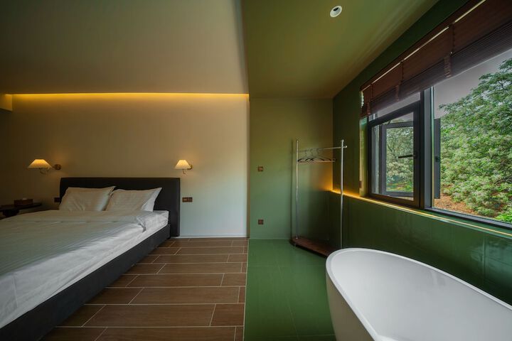 Room 27 of 62