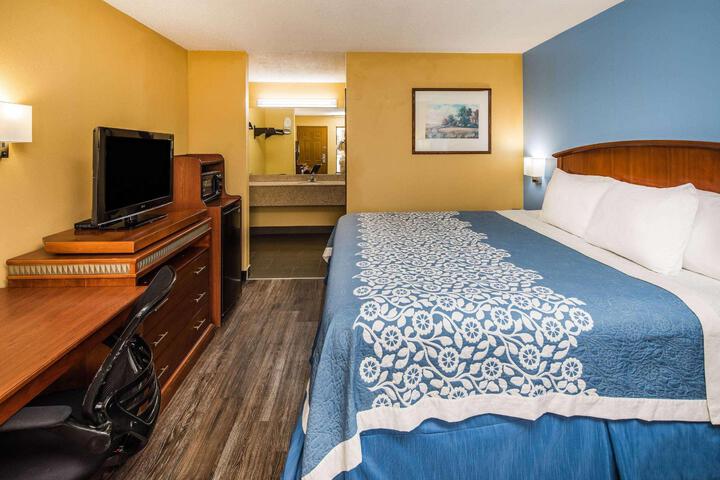1 King Bed (2 of 16)