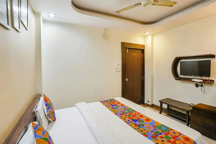 Room 4 of 8