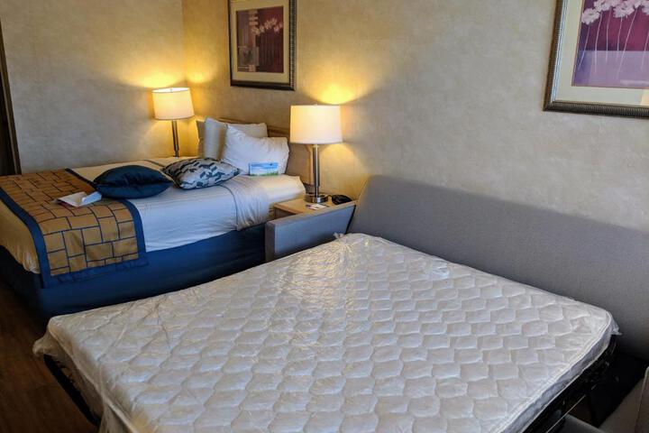 1 Queen Bed (5 of 14)