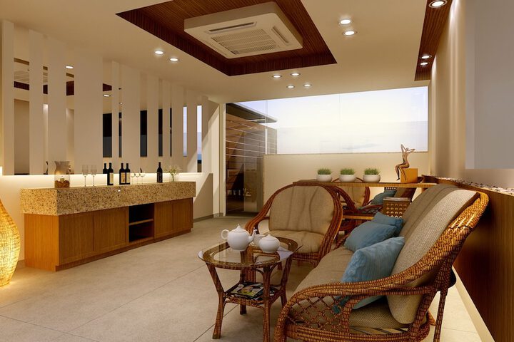 Lounge 32 of 34