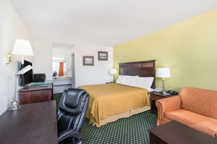 1 King Bed (5 of 9)