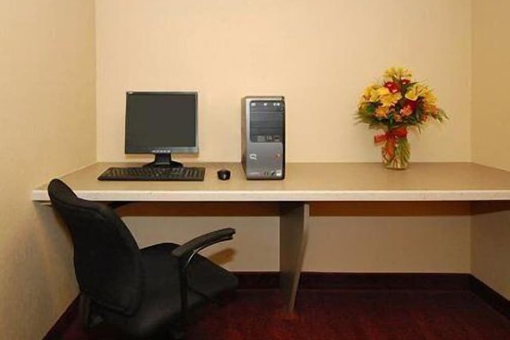 Business Center 32 of 37