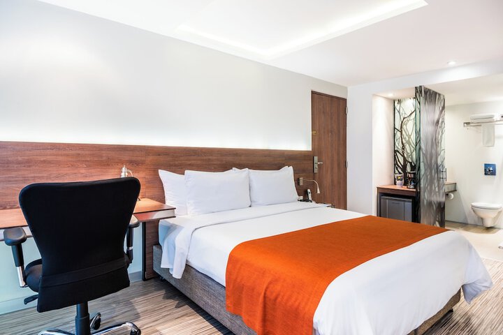Room 10 of 83