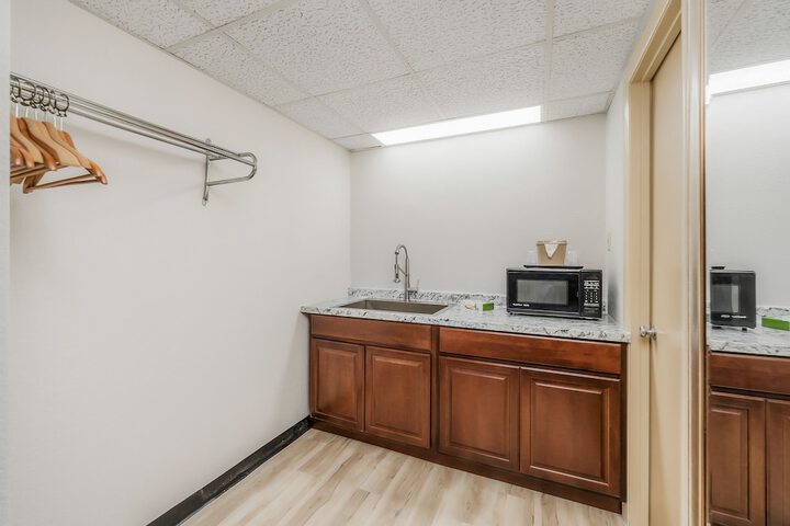 Studio 2 Queen Beds Kitchenette (3 of 18)