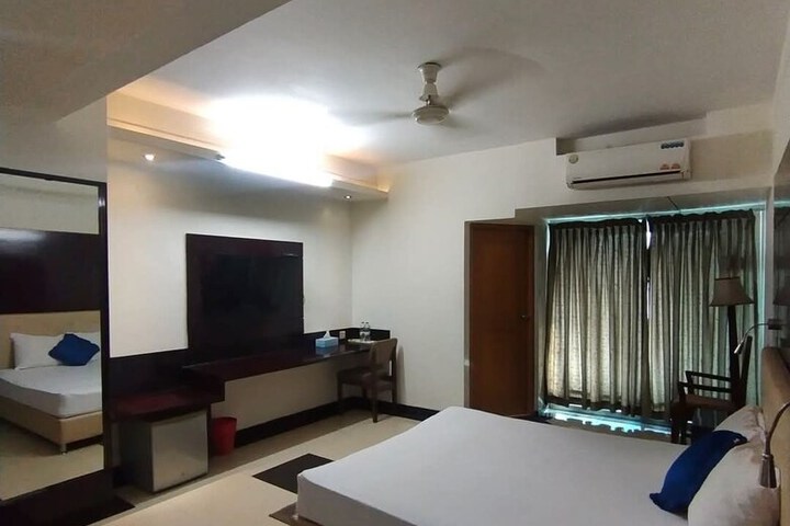 Room 10 of 16