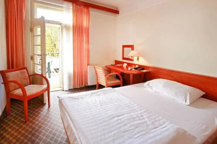 Room 4 of 5