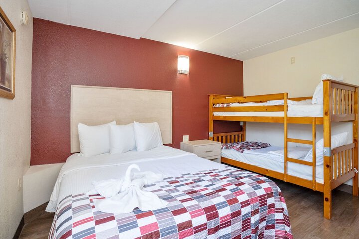Suite 2 Room King Bed (10 of 10)