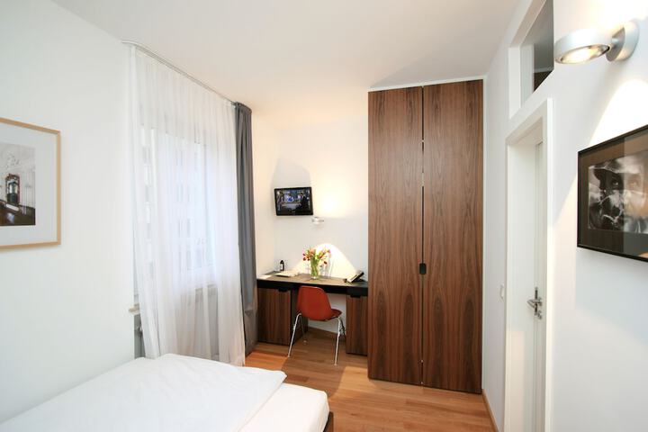 Room 35 of 76