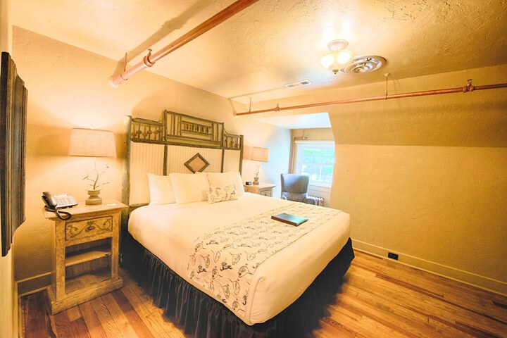 Room 103 of 243