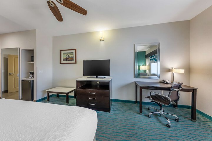 1 King Bed Microwave and Refrigerator WiFi Full Breakfast (6 of 8)