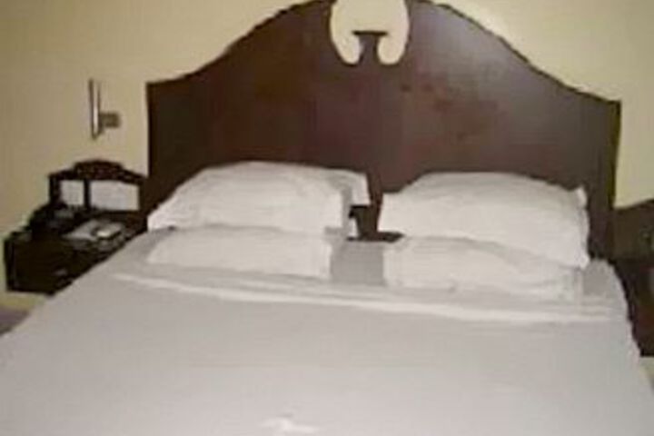 Room 5 of 8