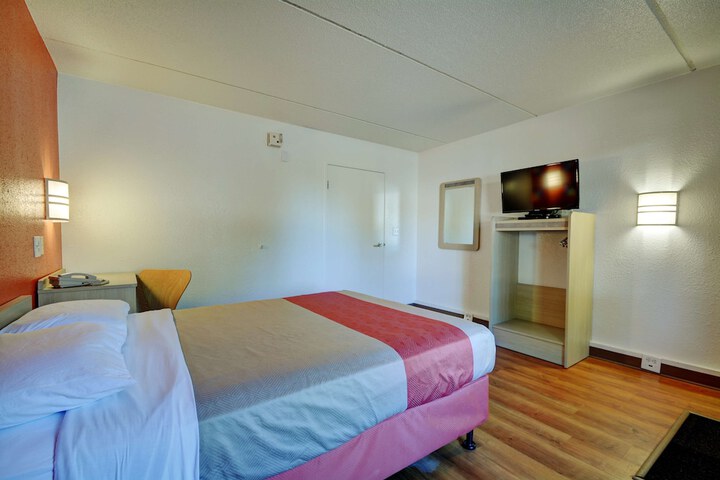 1 Queen Bed Micfridge (8 of 13)