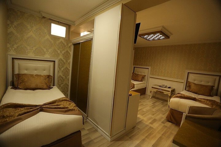 Room 4 of 16