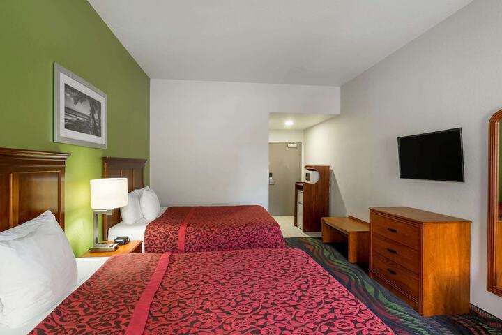 2 Queen Beds (2 of 10)