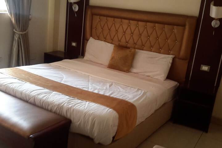 Room 4 of 28