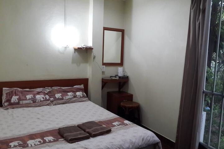 Room 6 of 28