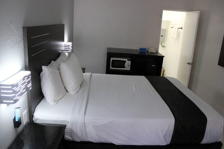 Room 28 of 65