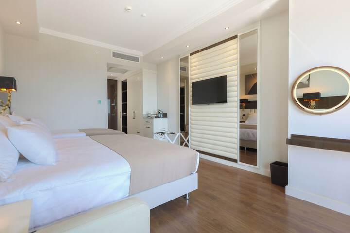 Room 8 of 28