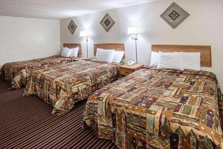 1 Queen Bed (4 of 14)