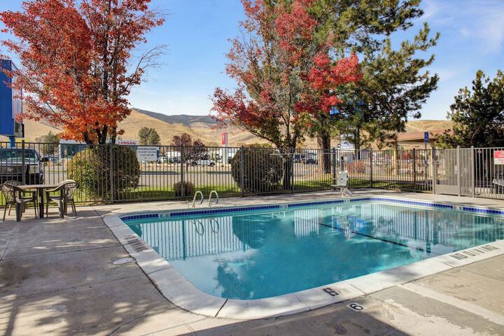 Hotel Pool