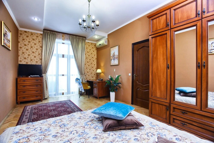 Room 4 of 10