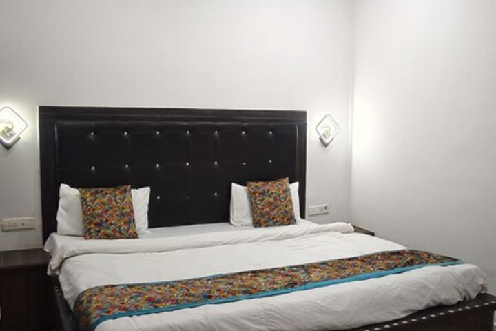 Room 11 of 24